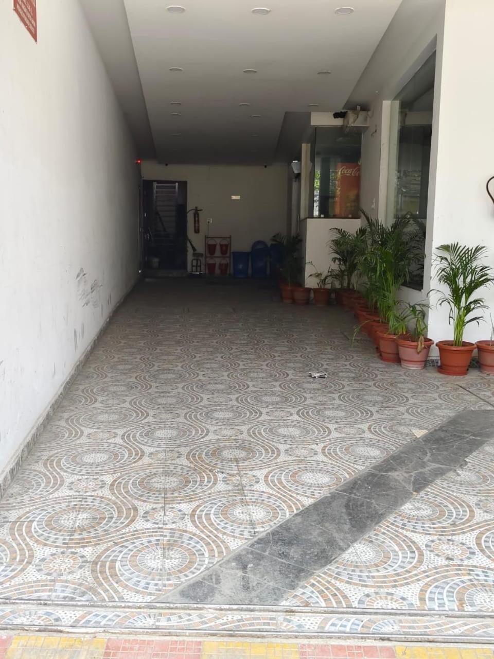 Treebo Royal Empire Adarsh Nagar, Chandigarh Hotel Kültér fotó